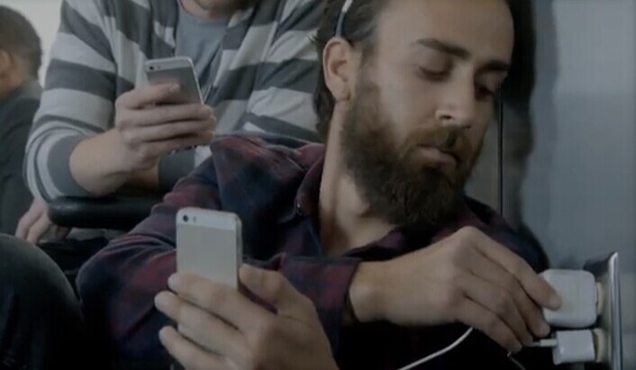 三星发布新广告嘲笑苹果：iPhone电池太烂了