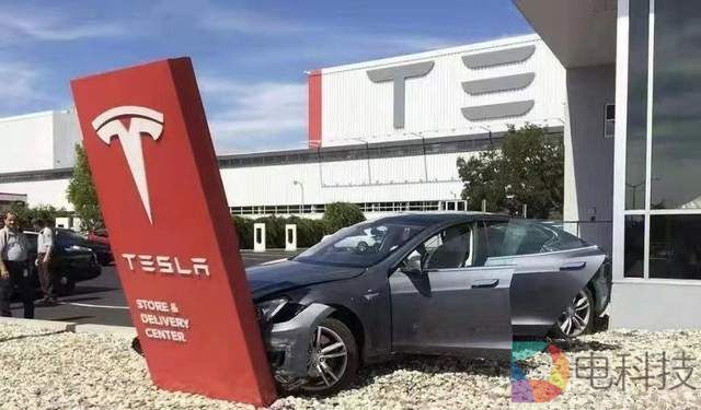 特斯拉刚走下神坛，国产汽车品牌就发动了从电池到自动驾驶的双线反杀