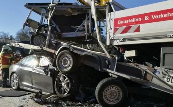 特斯拉Model S司机在德国高速公路车祸当中幸存