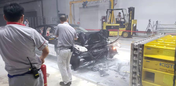  油液排空的日产天籁C-NCAP测试中意外起火，五星安全称号没了
