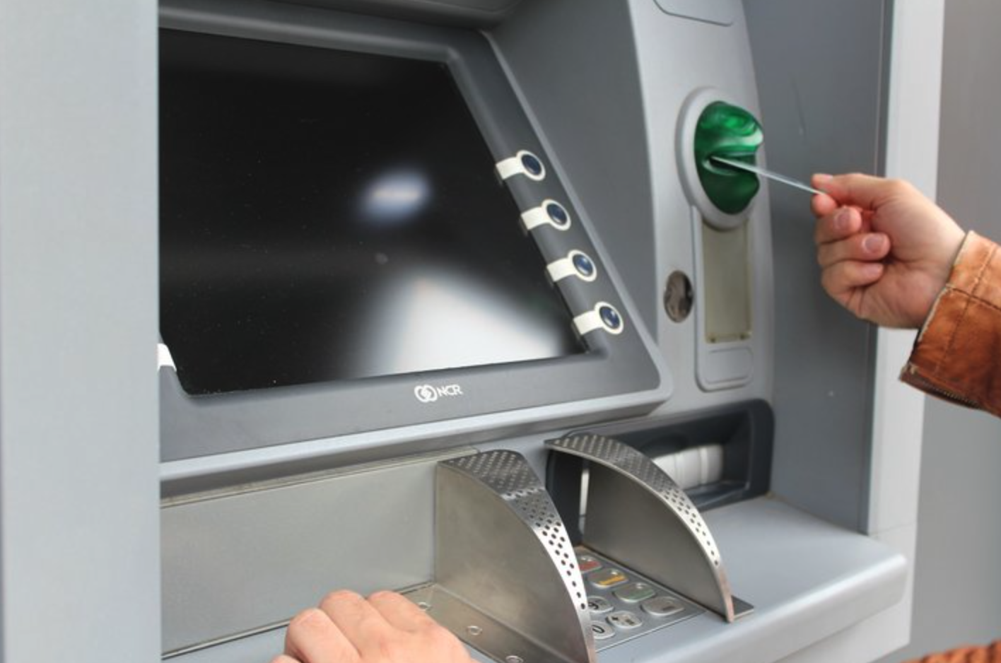 移动支付让银行不再是铁饭碗，今年已撤销2790家网点和7万台ATM