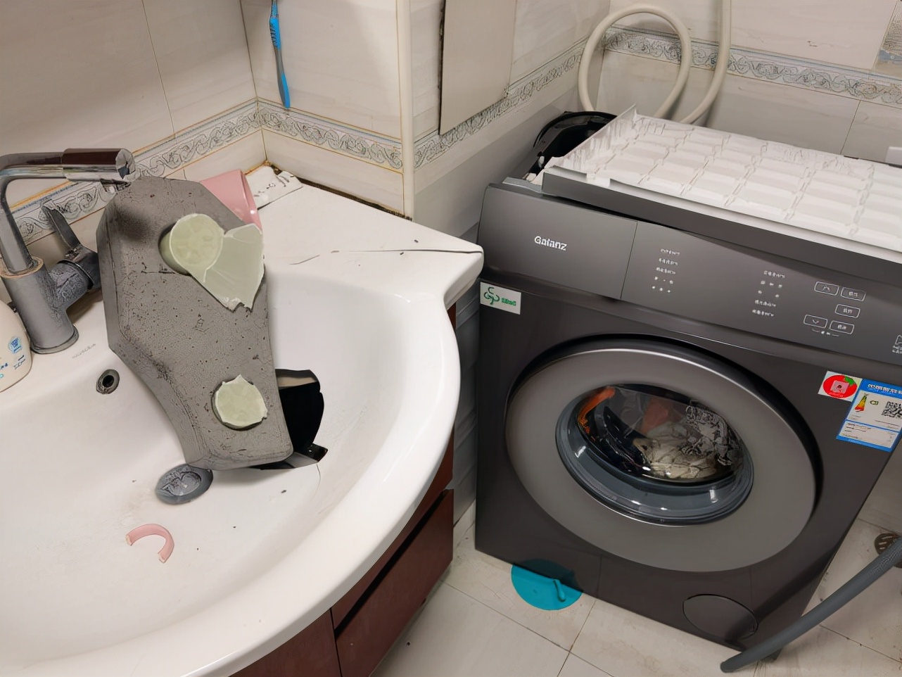 格兰仕洗衣机“爆炸”，配重石飞出砸漏洗手池，商家否认质量问题