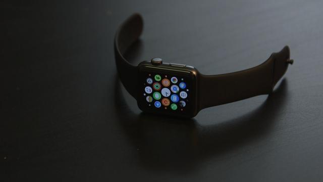 苹果逆天新专利：表带能给Apple Watch供电