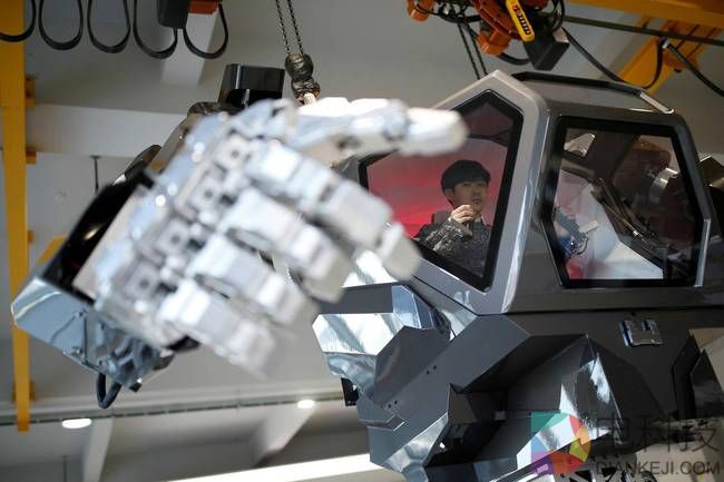 别人家的手办：全球首富驾驶韩国造巨型机器人堪比《环太平洋》