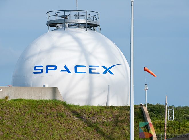 特朗普称赞马斯克SpaceX计划：没人见过火箭还能这样回收