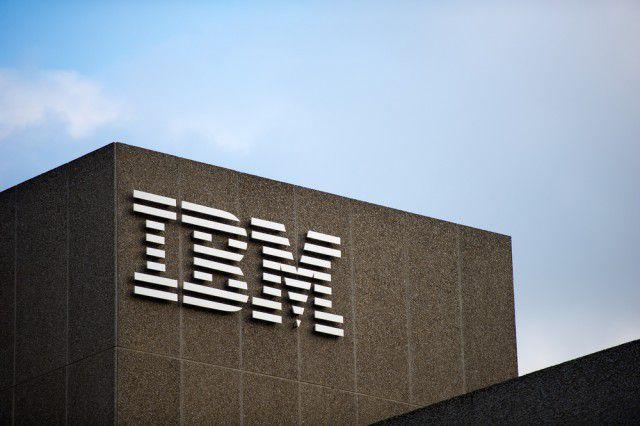IBM下调2015年业绩展望，股价大跌4%