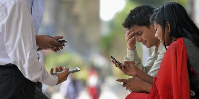 9亿印度人上不了网 因大多数人买不起上网手机？