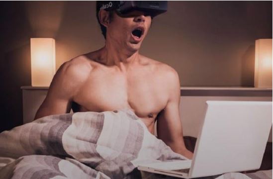 小伙看VR成人片嗨过头，窒息后裸身晕倒在厕所