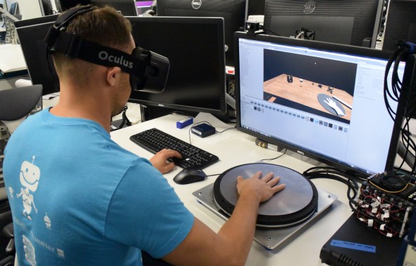 VR不止能看还能摸：Oculus正研究让你触摸虚拟现实