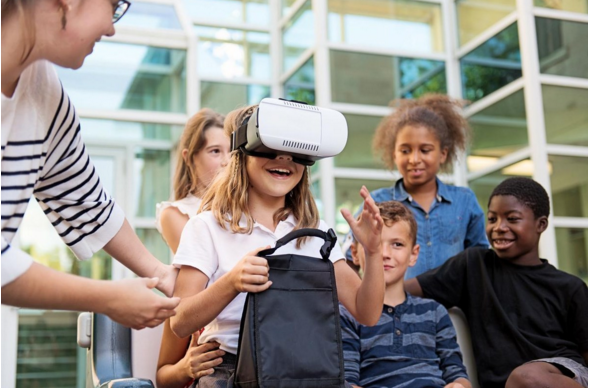 学生戴上VR头盔 教室瞬间变成古代雅典城