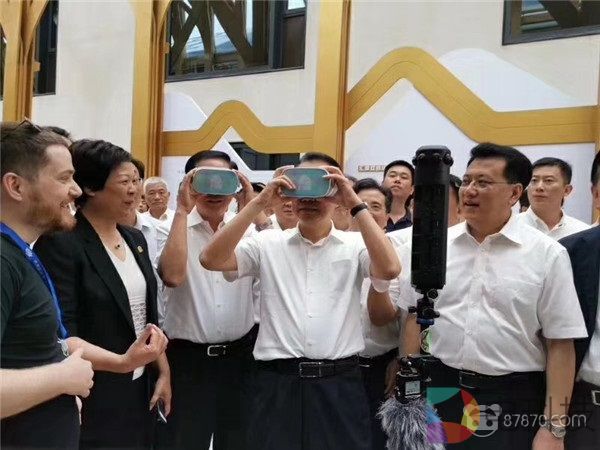2019双创大会：李克强总理亲自体验VR产品